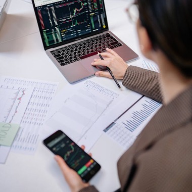 围绕嚴謹保密，值得您託付的法律夥伴。，问鼎APP持续打磨更优质的服务。 - 问鼎APP